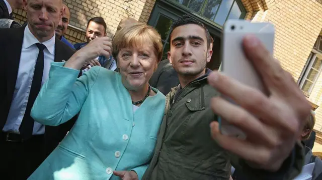 صدراعظم آلمان، آنگلا مرکل، پس از بازدید از مرکز پناهندگان AWO Refugium Askanierring در برلین، در تاریخ ۱۰ سپتامبر ۲۰۱۵، با انس مدامانی، پناهنده سوری، سلفی گرفت. مرکل امروز از چندین مرکز مرتبط با مهاجران بازدید کرد، از جمله مرکز ثبتنام متقاضیان پناهندگی، مدرسهای با کلاسهای استقبال برای کودکان مهاجر و پناهگاهی برای مهاجران. هزاران مهاجر هر روز وارد آلمان میشوند که بیشتر آنها از مسیر بالکان و اتریش عبور میکنند. انتظار میرود آلمان در سال جاری پذیرای ۸۰۰ هزار متقاضی پناهندگی باشد.