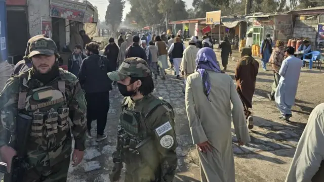 خبرنگاران محلی به بی بی سی گفتند که نیروهای امنیتی در همه جا مستقر هستند. ۲ دسامبر ۲۰۲۵