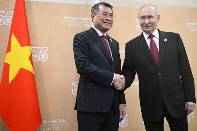 Thủ tướng Lê Minh Hưng bắt tay với Tổng Thống Nga Putin