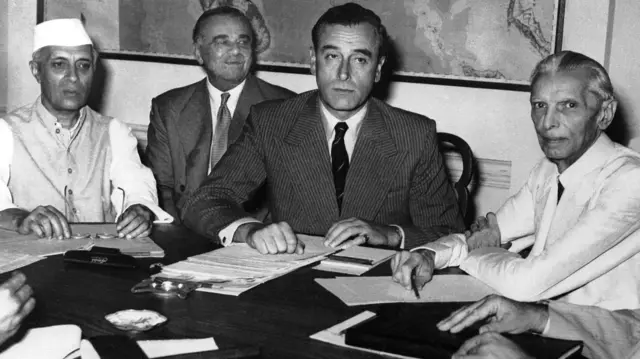 Soldan sağa: geçiş hükümeti başkan Yardımcısı Pandir Jwawharlal Nehry, Lord Mountbatten'ın danışmanı ve Hindistan naibi Lord İsmay, Lord Mountbatten, Hindistan'ın Müslüman Birliği başkanı Muhammed Ali Cinnah.<p>