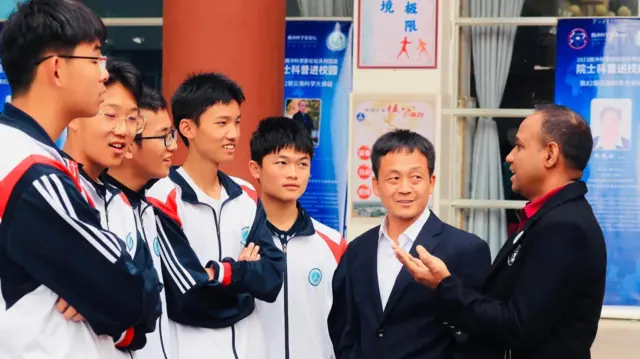 ඔහු නමින් සුගත් රත්නායක ය. 