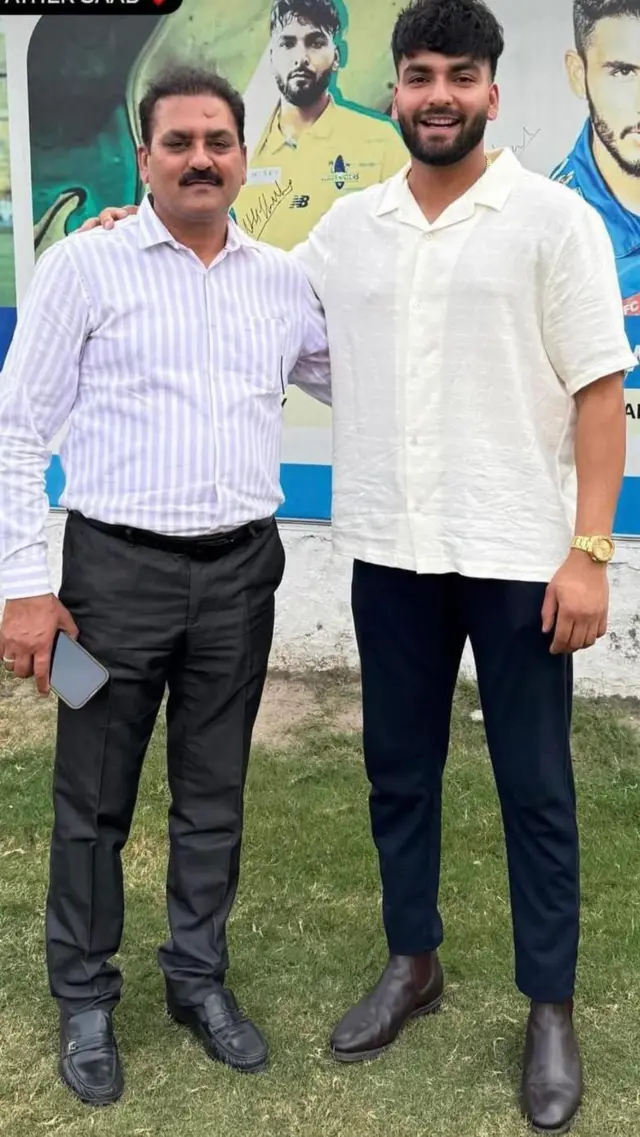 ਨਿਖਿਲ ਆਪਣੇ ਪਿਤਾ ਸਨੇਹ ਕੁਮਾਰ ਚੌਧਰੀ ਨਾਲ