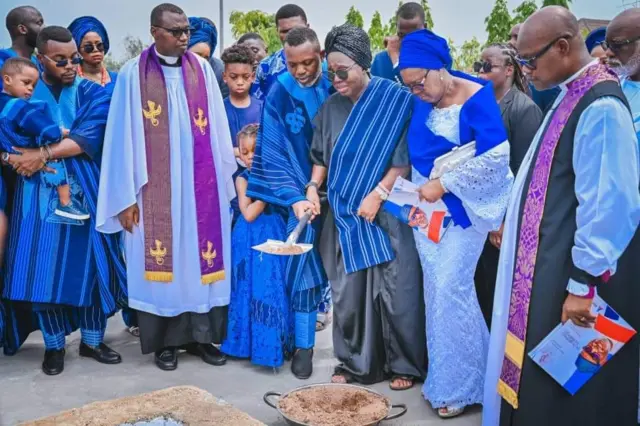 Iyawo oloogbe, Arabinrin Betty Akeredolu rèé to n bu erupẹ sì oku ọkọ rẹ ninu iboji