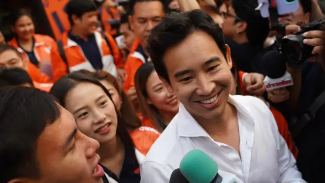 นายพิธา นำทัพ ส.ส. กทม. 33 เขต