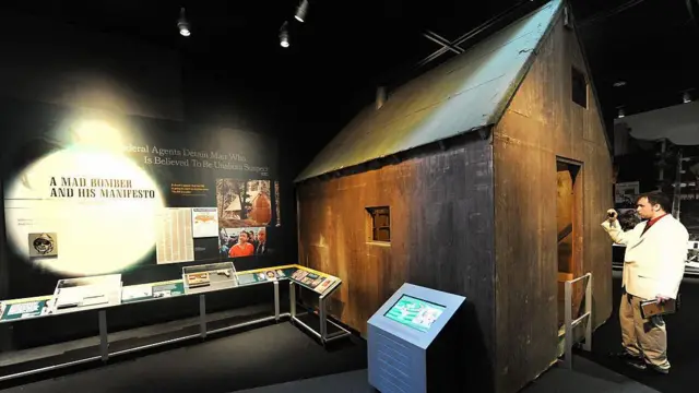 Reconstrução da cabana do Unabomber para uma exposição no Museu da Imprensa, em Washington, nos Estados Unidos