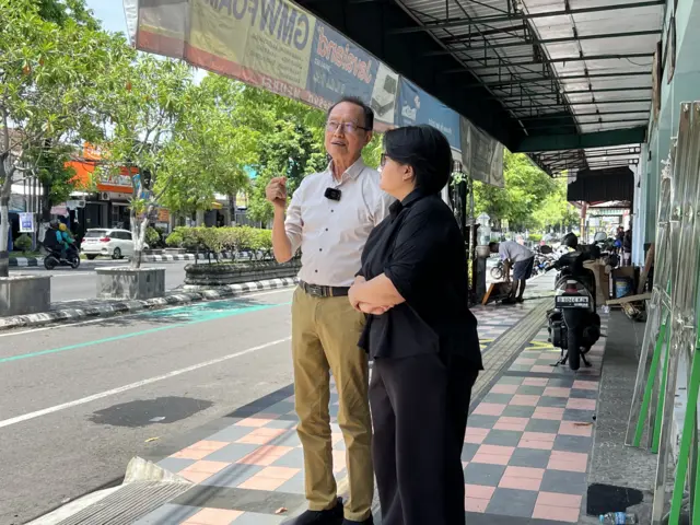 Eddy Sulistiyanto sedang menjelaskan mengenai lokasi-lokasi yang pernah menjadi tempat penahanan dan penyiksaan orang-orang yang dituduh PKI