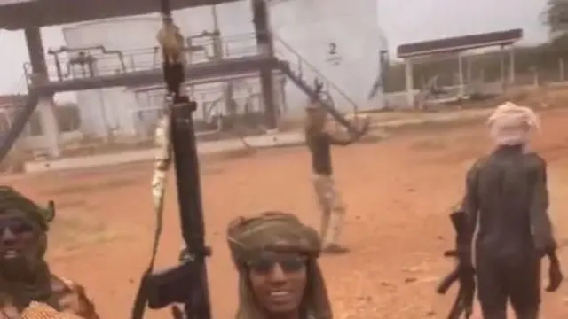 مشهد من مقطع فيديو لعناصر من قوات الدعم السريع بالقرب من مقر مجمع هجليج النفطي