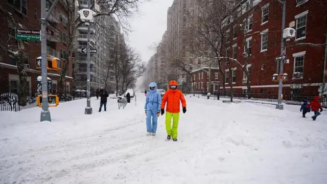 Dos personas caminando en una calle de Nueva York