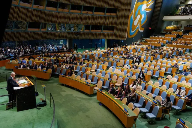 نتنیاهو د وینا پر مهال، ګڼې څوکۍ تشې برېښي