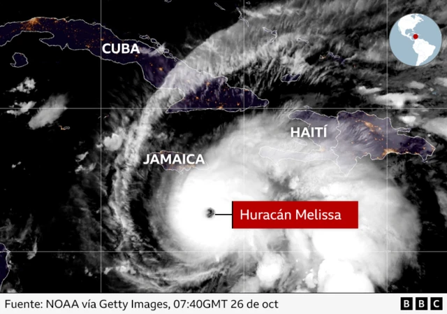 Una imagen satelital del huracán Melissa con sus amplias bandas de nubosidad y su centro cercano a la isla de Jamaica