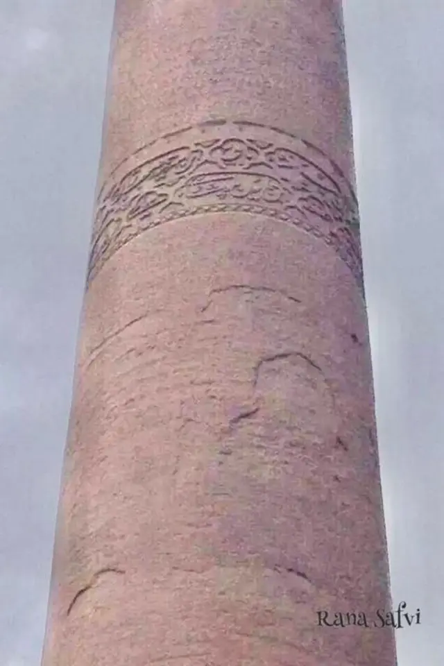 अलाहाबाद (प्रयागराज) च्या किल्ल्यातील अशोक स्तंभ
