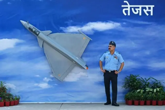 तेजससारख्या स्वदेशी हलक्या लढाऊ विमानांही सातत्याने विलंब होत आहे.
