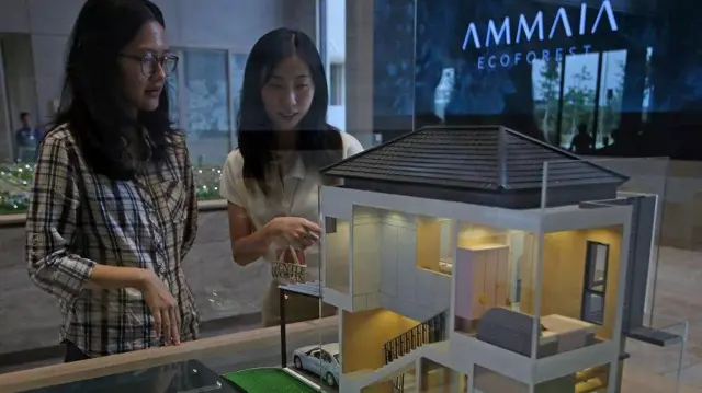 Pengunjung melihat maket perumahan mewah ramah lingkungan di Ammaia Ecoforest Cikupa, Kabupaten Tangerang, Banten, Rabu (24/4/2024).