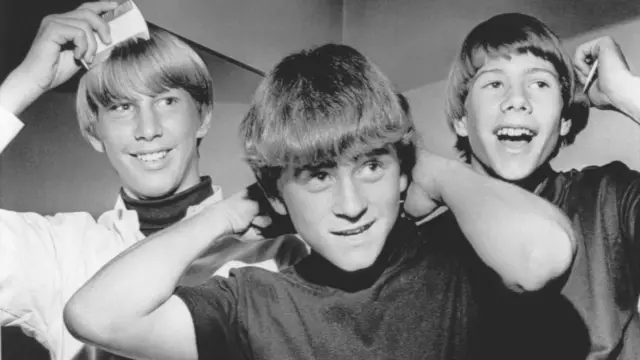 Tres jóvenes de 14 años con cortes al estilo de los Beatles, San Diego, California, 9 de noviembre de 1965. (Foto de Underwood Archives/Getty Images)
