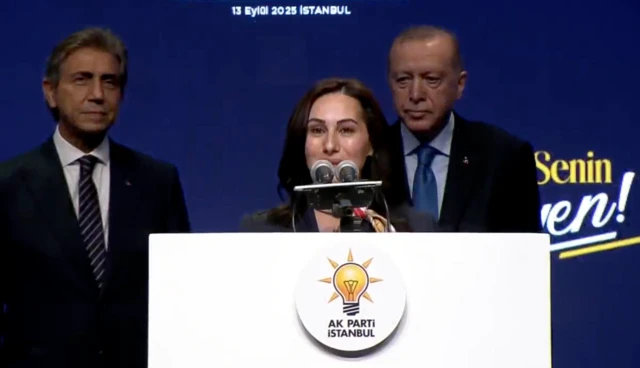  Özlem Vural Gürzel katılım töreninde konuşuyor, arkasında Cumhurbaşkanı Erdoğan var