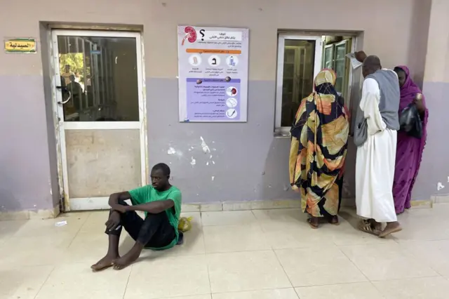 مرضى ينتظرون دورهم