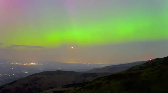 أضواء الشمال تتألق باللون الأخضر في مولد في ويلز.