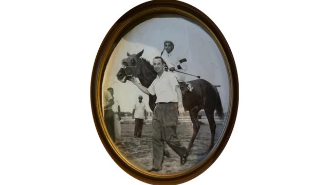 Carlos guiando a un jinete.