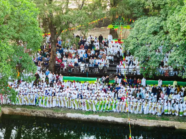 በጎንደር ከተማ የጥምቀት ምስሎች ላይ በዓሉን የታደሙ የውጭ አገር ዜጎች ይታያሉ