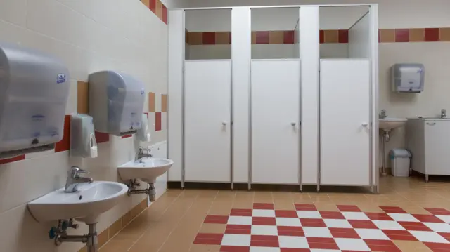 பொது கழிப்பறை, கதவுக்கு கீழே இடைவெளி ஏன்?