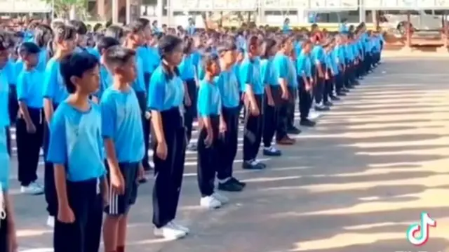 စူရတ်ခရိုင်ထဲက မေတ္တာရိပ်စင်တာ (ကျောင်း)မှာ မြန်မာနိုင်ငံတော်သီချင်းဆိုနေကြတဲ့ မြန်မာကျောင်းသားတွေ