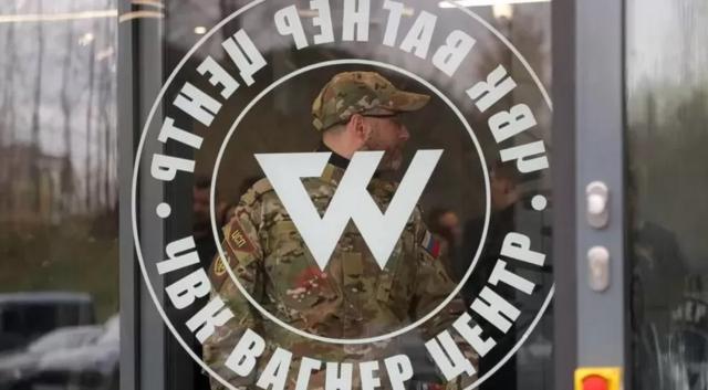 Simbolo do gruporoleta de alfabeto onlineum vidro com soldado atrás