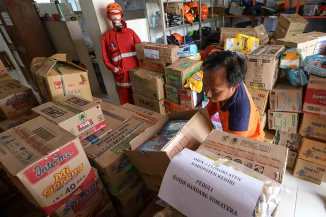 Petugas Badan Penanggulanga Bencana Daerah (BPBD) menata makanan siap saji sumbangan sejumlah instansi di Kabupaten Kediri, Jawa Timur, Selasa (2/12/2025). Pemkab Kediri menggalang donasi berupa makanan dan keperluan pokok dari Pegawai Negeri Sipil (PNS) lingkungan Pemkab, instansi pemerintah, dan masyarakat umum untuk meringankan beban korban banjir di Sumatra. 
