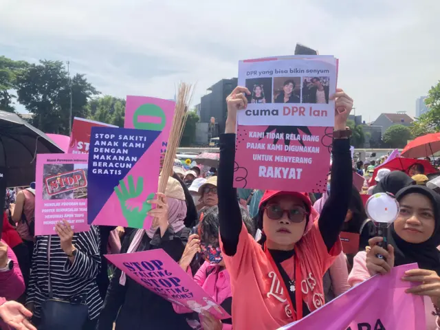 Pengunjuk rasa membentangkan beragam poster saat demonstrasi Aliansi Perempuan Indonesia di depang gedung DPR pada Rabu (3/9).