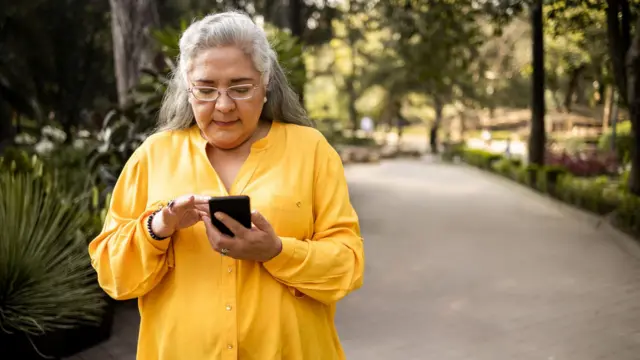 "ගොඩක් වෙලාවට මේ වගේ වංචාවන්ට හසුවෙලා තියෙන්නේ වයස අවුරුදු 40-65 වගේ වයස් කාණ්ඩයේ පසුවන අයයි"