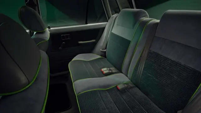 صندلی‌های عقب کیا پراید الکتریکی که تودوزی شبیه به مدل جدید الکتریکی کارخانه دارد