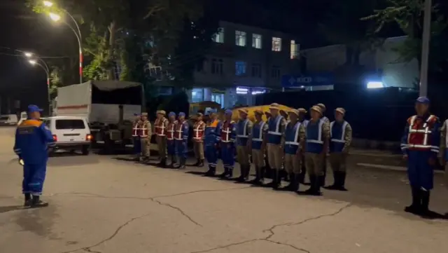 Ноокатка келген куткаруучулар тобунун бир бөлүгү