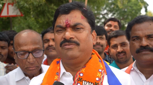 उमेदवारी अर्ज दाखल केल्यानंतर राम शिंदे यांनी बीबीसी मराठीशी संवाद साधला 