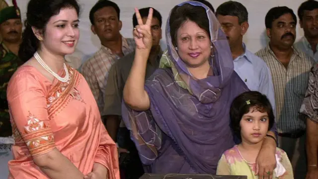 ২০০১ সালের নির্বাচনে ভোট দিচ্ছেন খালেদা জিয়া