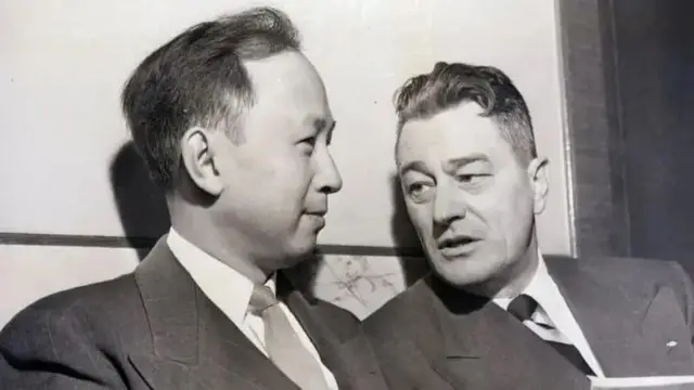Qian Xuesen bersama pengacaranya Grant Cooper di sidang deportasi pada November 1950.