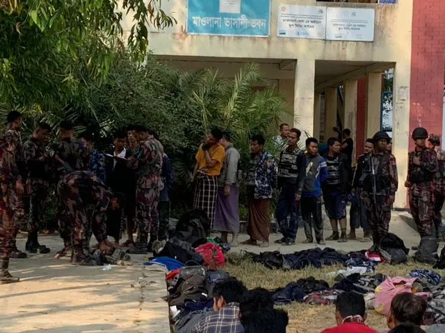 মিয়ানমার থেকে পালিয়ে সেনা ও সরকারি সদস্যরা