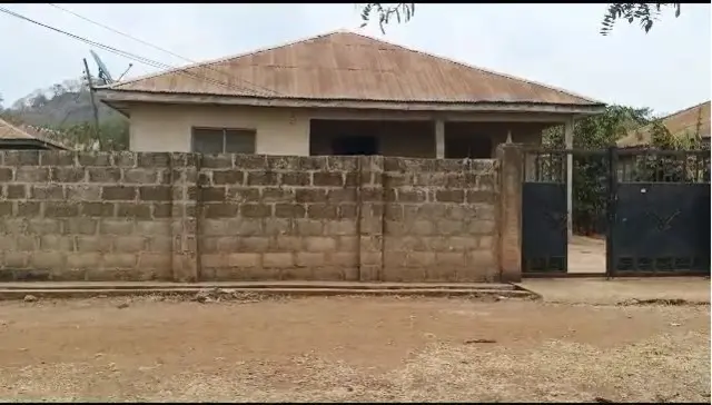 Aworan ile ti awọn oloogbe naa gbe.