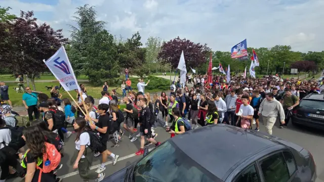 Srednjoškolci iz Beograda krenuli su pešice ka Novom Sadu