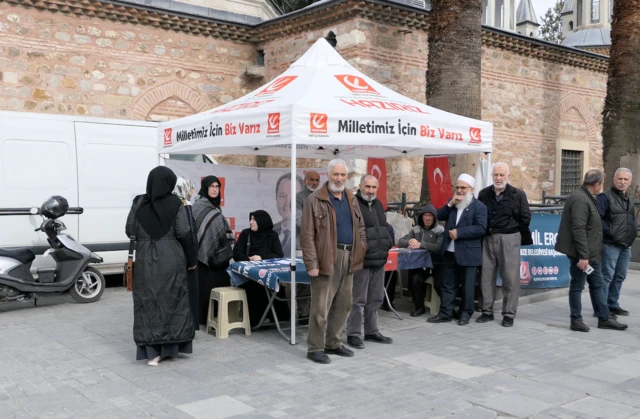 Seçim çalışması yapan Yeniden Refah Partililer 