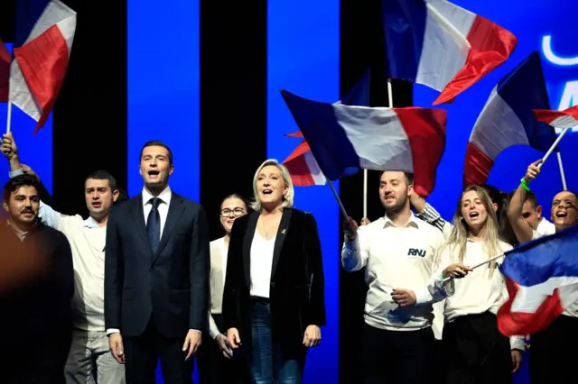 Jordan Bardella et Marine Le Pen du parti d'extrême droite Rassemblement national (RN), chantent à la fin d'un meeting à Nice en France le 6 octobre 2024.