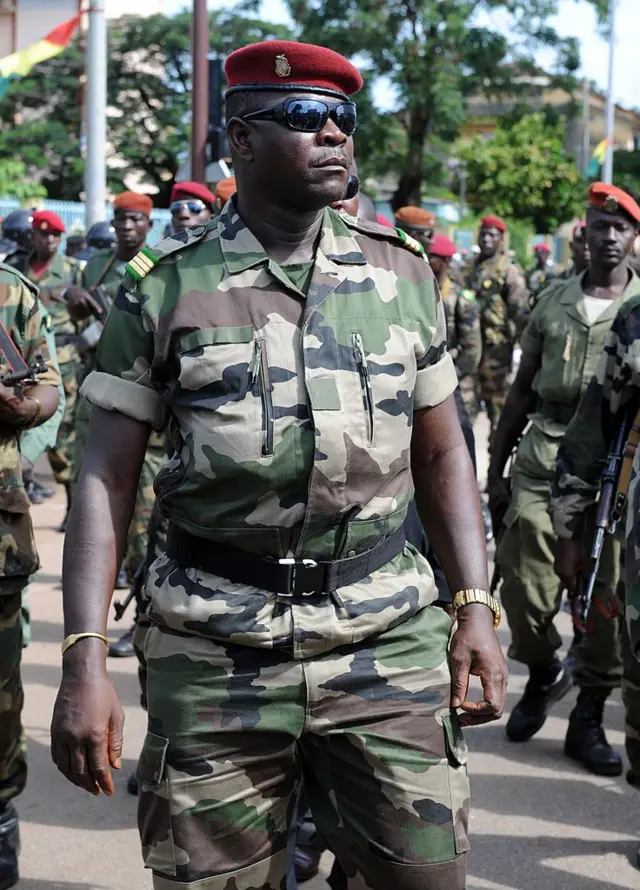 Le capitaine Jean-Claude Pivi, dit Coplan, aide de camp du du chef militaire guinéen Moussa Dadis Camara, assiste aux cérémonies commémorant le 51e anniversaire de l'indépendance, place des Martyrs à Conakry, le 2 octobre 2009.