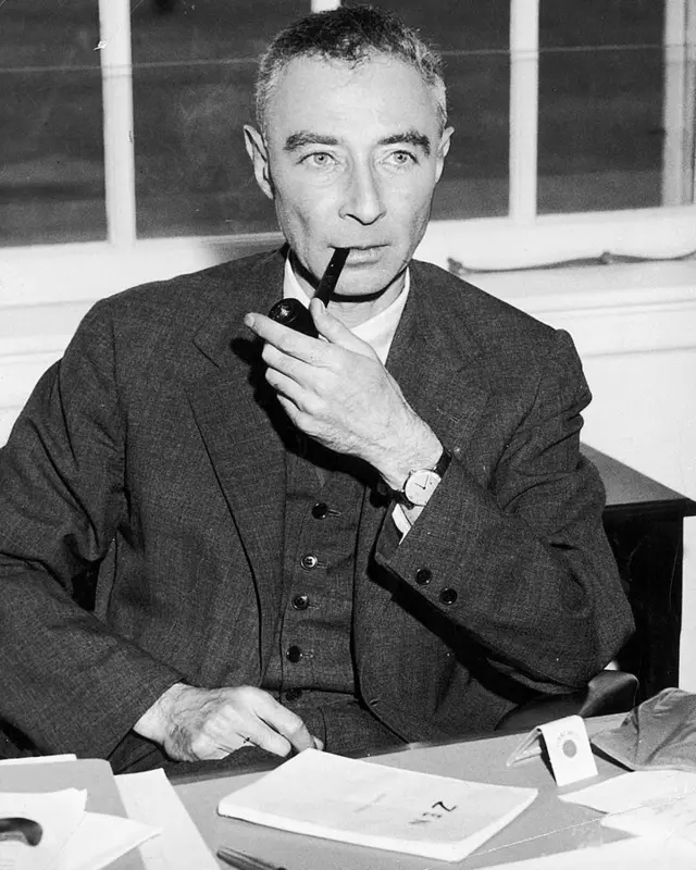 Robert Oppenheimer com cachimbo na bocasite analise bet365fotosite analise bet365preto e branco