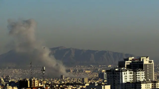 дым поднимается над Тегераном после удара