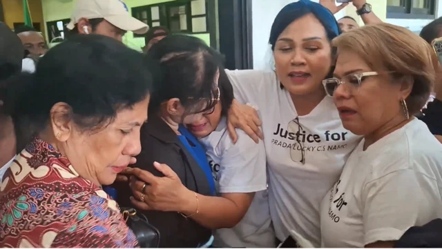 Pihak keluarga Prada Lucky mengekspresikan suka cita usai pembacaan vonis terhadap 17 tentara. 