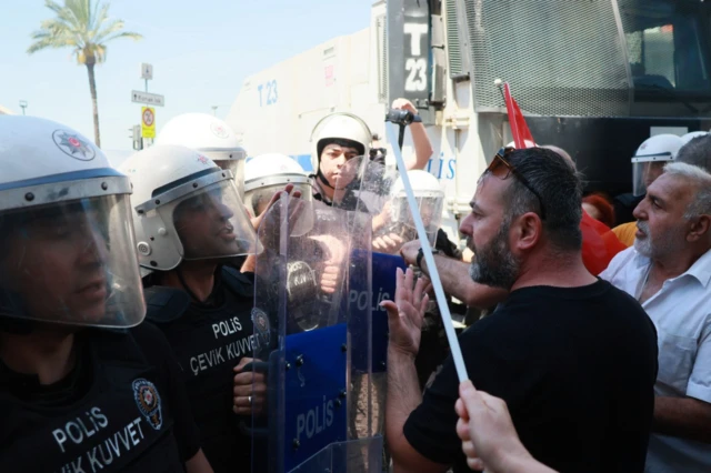 Göstericiler polisle karşı karşıya geldiler
