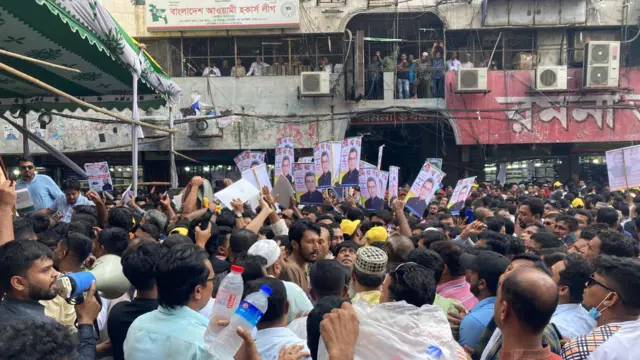 মনোনয়ন ফরম কিনতে আওয়ামী লীগের দলীয় কার্যালয়ে এসেছেন অনেক নেতাকর্মী।