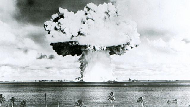 Prueba con una bomba atómica en el mar en 1946