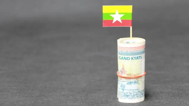 ကျပ် တစ်သောင်းတန်ငွေစက္ကူတချို့ (ပုံဟောင်း)