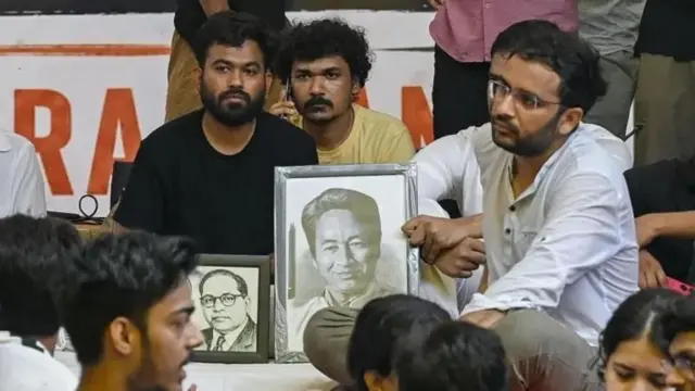 காக்ரோச் ஜனதா கட்சியின் நிறுவனர் அபிஜீத் திப்கே (இடது), ஜூலை 18, 2026 அன்று புது டெல்லியில் நீட் தேர்வு முறைகேடுகள் தொடர்பாக மத்திய கல்வி அமைச்சர் தர்மேந்திர பிரதான் பதவி விலகக் கோரி காலவரையற்ற உண்ணாவிரதப் போராட்டம் மேற்கொண்டிருக்கும் காட்சி