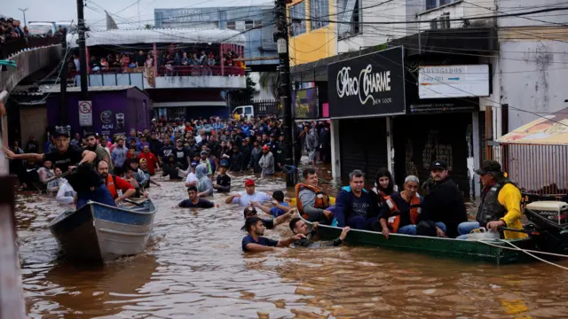 Pessoas sendo resgatadas com barcos durante as inundaes no Rio Grande do Sul em maio de 2024