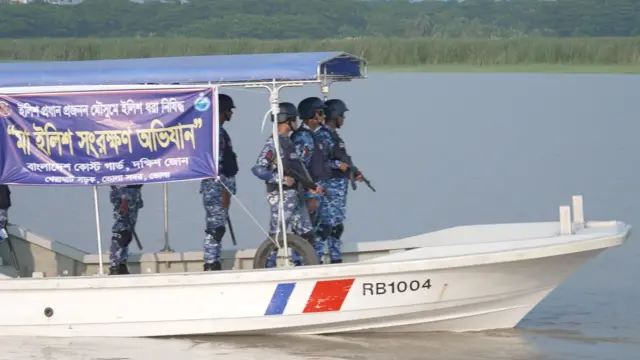 কোস্টগার্ড ও নৗেবাহিনী বাংলাদেশের জলসীমায় পাহারা দেয়